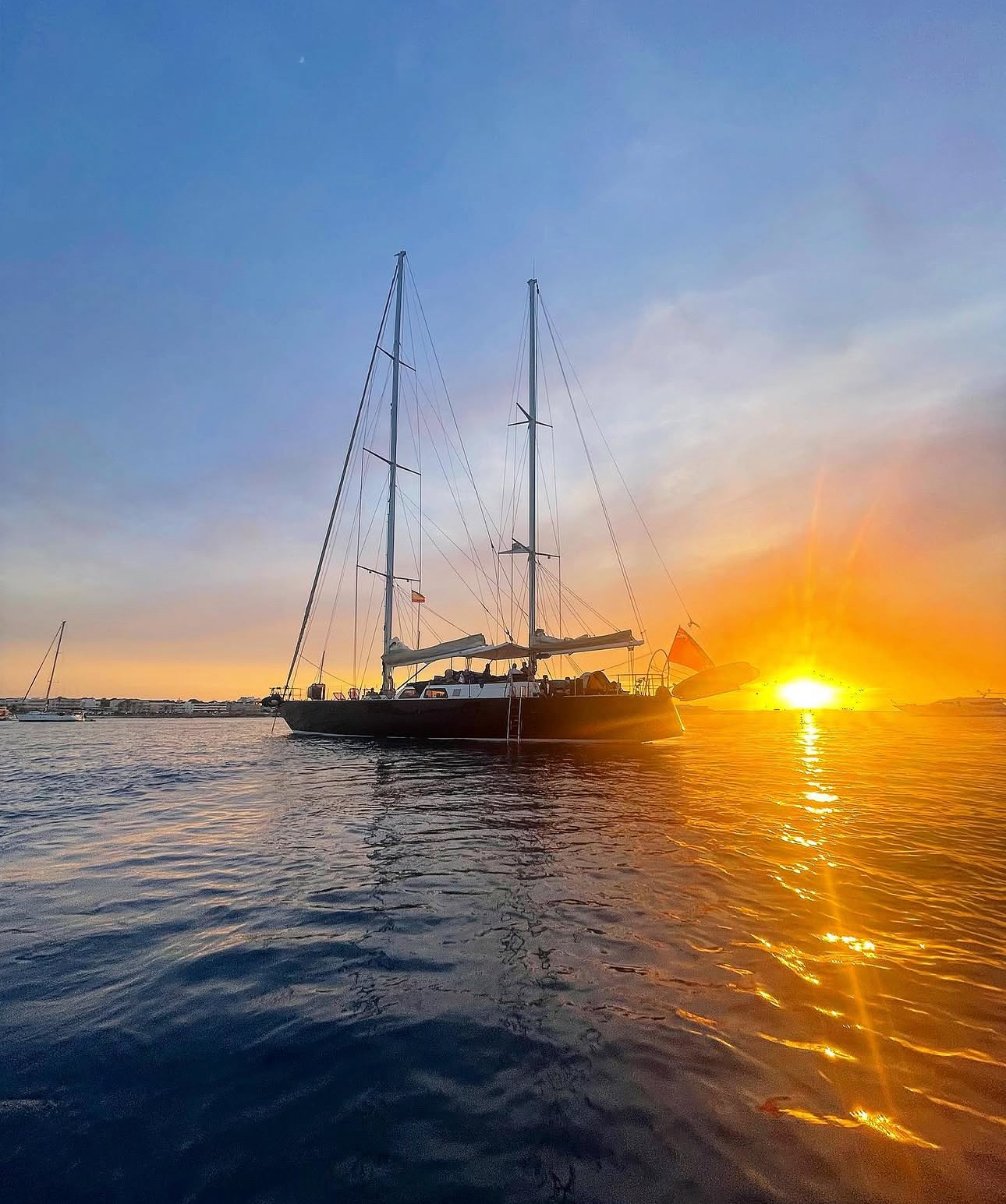 Sail yacht in navigazione nel Mediterraneo al tramonto